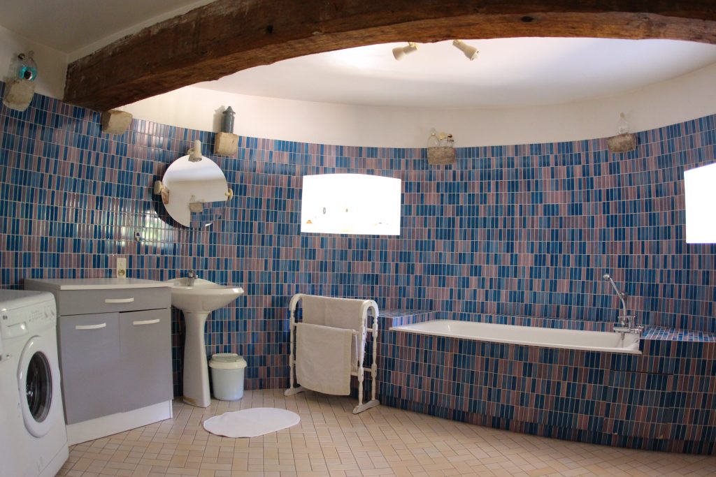 Bathroom of La Ferme cottage at Château de Flottemanville