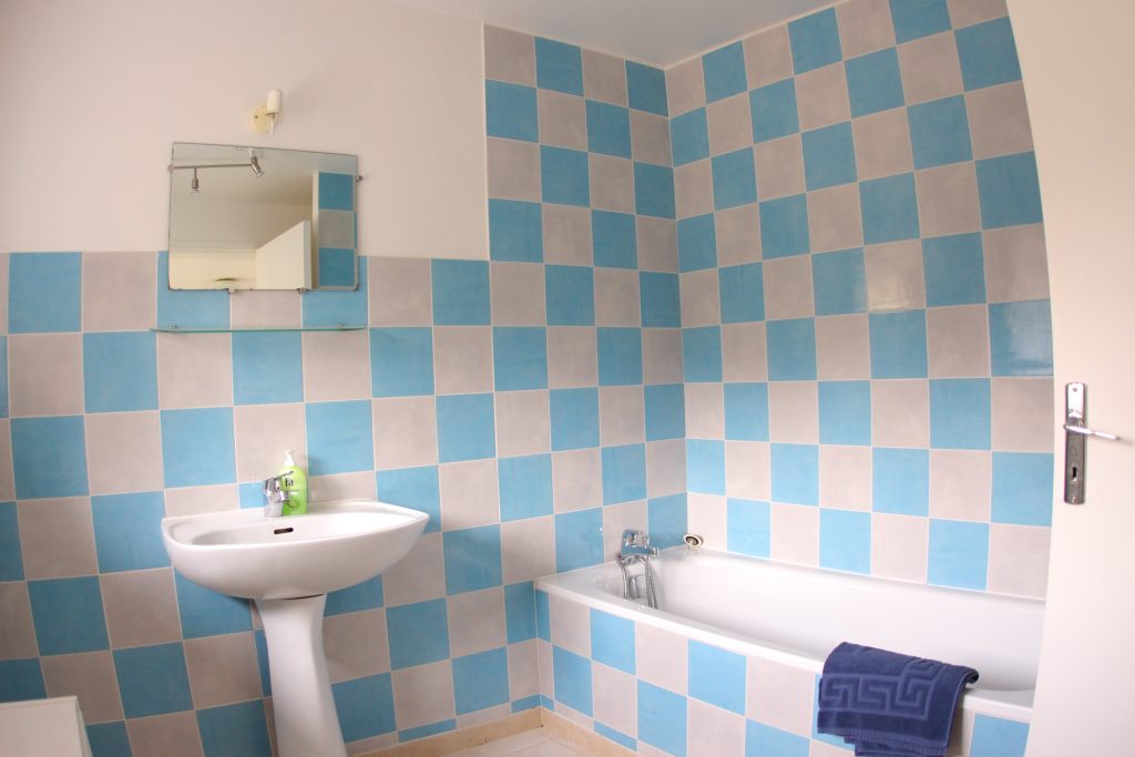 Bathroom of Les Pommiers cottage at Château de Flottemanville