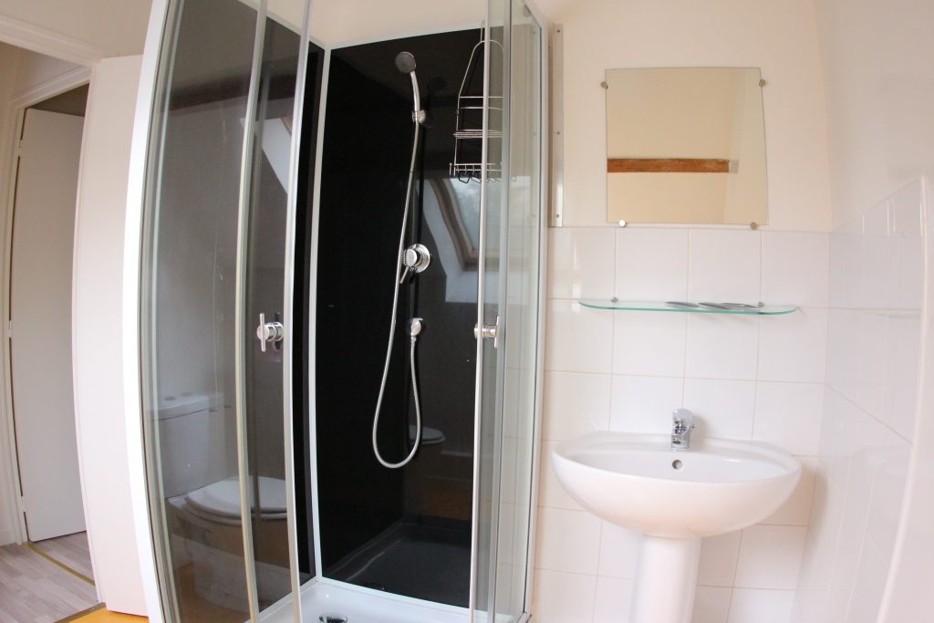 Second bathroom of Les Pommiers cottage at Château de Flottemanville