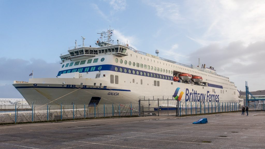 Ferry à quai au terminal de Cherbourg